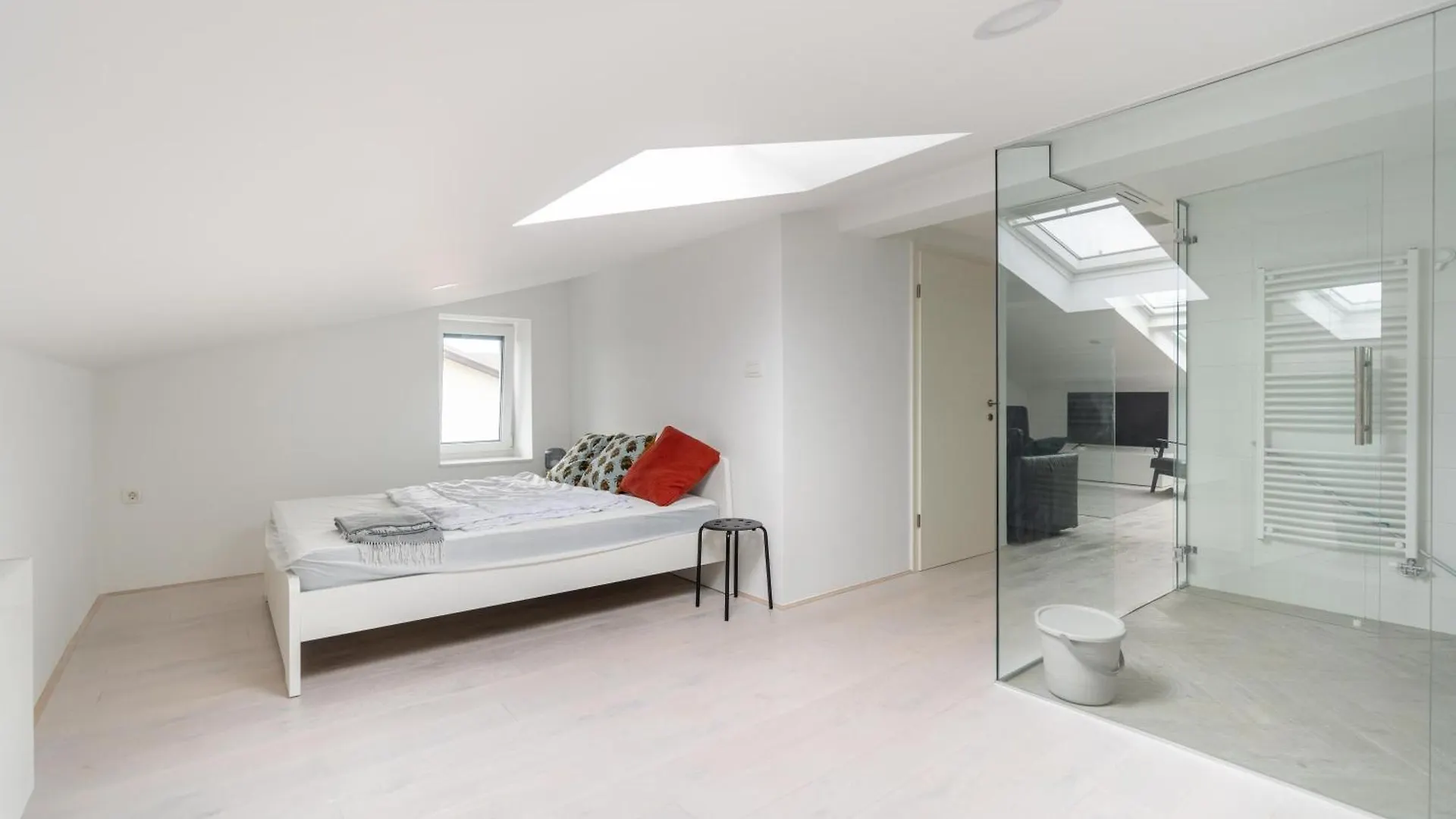 Black & White Apartments Rozna Dolina Lubiana 0*,